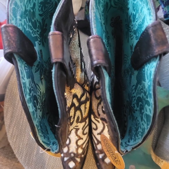 Women's Western Heeled Boots - Brown and Cream - Picture 3 of 4